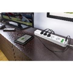 APC SurgeArrest Essential PM5U-GR - 5x Überspannungsschutz + 2x USB mit Ladefunktion